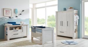 Arthur Berndt 'Til' Babyzimmer Komplettset 3-teilig, Kinderbett (70 x 140 cm), extrabreite Wickelkommode mit Wickelaufsatz und Kleiderschrank Nordic Wood