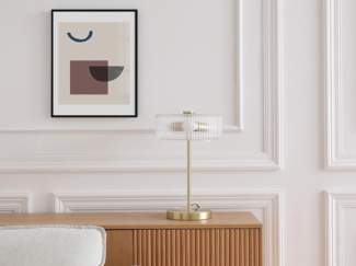 Vente-unique - Tischlampe – Glas und gebürstetes Messing – Ø 30 x H 49 cm – LACAYA