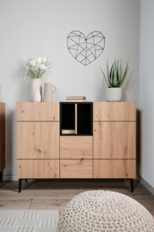 Nola 01B Kommode, Dekor Artisan Oak / schwarz | Kommode für Wohnzimmer | Maß: B x H x T ca. 120 x 90 x 42 cm | Kommode mit 2 großen Türen, 1 kleinen Tür und 1 offenes Fach mit Unterteilung