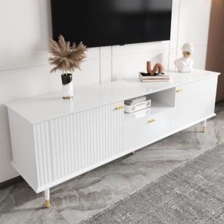 Eleganter TV-Ständer aus MDF mit Soft-Close-Scharniere, goldverzierten Füßen und praktischem Stauraum in Weiß
