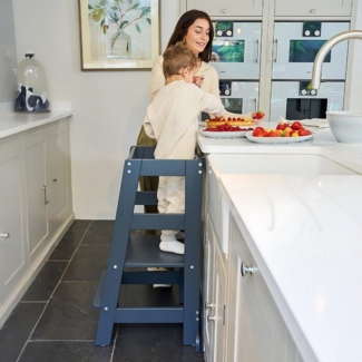 Alavya Home® Stehhilfe Lernturm NEO – Bestseller! FSC 100%, ab 1 Jahr, bis 70 kg tragfähig (2 Jahre gesetzliche Gewährleistung), Learning Tower Tritthocker, Kippschutz aus Buchenholz Höhenverstellbar