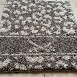 Sansibar Sylt Badematte Badteppich „Leo“ stilvoller Badvorleger mit Leopardenmuster, Höhe 20 mm, rutschhemmend beschichtet, weich, Sansibar-Logo, für Fußbodenheizung geeignet, schnell trocknend, pflegeleicht, Polyester, hoher Komfort durch weichen Flor...