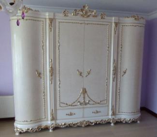 Casa Padrino Luxus Barock Schlafzimmerschrank Weiß / Creme / Silber / Kupfer 320 x 70 x H. 250 cm - Edler Massivholz Kleiderschrank - Schlafzimmer Möbel im Barockstil - Luxus Qualität