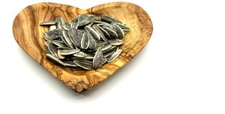 Olivenholz-erleben Snackschale in Herzform aus Olivenholz, Breite ca. 14 cm, (1-tlg), Die Herzform bringt Wärme und Natürlichkeit in jeden Raum