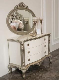 Casa Padrino Luxus Barock Schlafzimmer Kommode mit elegantem Wandspiegel Weiß / Silber - Massivholz Schrank mit Spiegel - Schlafzimmer Möbel im Barockstil - Edel & Prunkvoll
