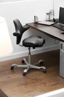 HAG Capisco 8106 in Elmosoft Leder schwarz EL99999, Gestell silbern, 150mm Gasfeder mit weichen Rollen für harten Boden (Parkett). (Rollen freilaufend bei Belastung).