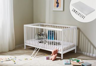 Babybett Kinderbett Gitterbett 60x120 mit Matratze höhenverstellbar & herausnehmbare Sprossen | Buchenholz weiss sehr stabil Made in Europe