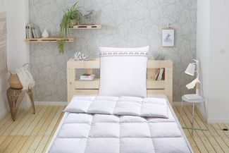 Älgdröm Federbettdecke + Kopfkissen Forsakar, Bettdecke 135x200 cm, 155x220 cm, Sommer, Winter, Füllung: 100% Entenfedern, Bezug: 100% Baumwolle, 2-tlg, Set mit Kissen 80x80 cm, Made in Germany