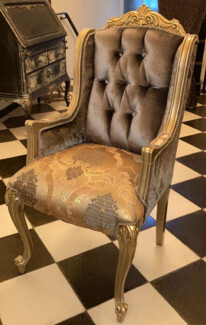 Casa Padrino Luxus Barock Esszimmerstuhl mit Armlehnen Silbergrau / Gold - Prunkvoller Barockstil Massivholz Stuhl - Luxus Esszimmer Möbel im Barockstil - Barock Möbel - Edel & Prunkvoll