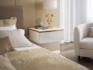 Vente-unique - Hängender Nachttisch mit 1 Schublade - Hochglanz Weiß & Gold - VUKIA von Pascal Morabito