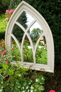 Antikas Wanddekoobjekt Spiegel, Spiegelfenster mit gothischem Holzrahmen in antik Weiß