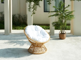 Vente-unique - Papasan-Drehsessel - Polyrattan - Holzfarben hell & weißes Kissen - SYNDRA von MYLIA