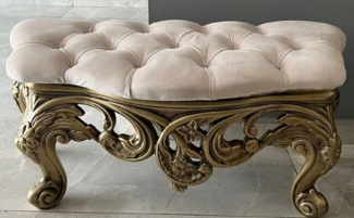 Casa Padrino Hocker Casa Padrino Luxus Barock Hocker mit Glitzersteinen Creme / Gold - Handgefertigter Barockstil Sitzhocker - Barockstil Fußhocker - Antik Stil Hocker - Möbel im Barockstil - Barock Möbel
