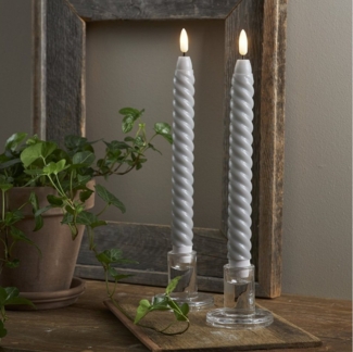 Gedrehte LED Stabkerzen ,Flamme Swirl', 2 Stck, Echtwachs, Batterie, Timer, grau