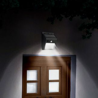LED Solar Wandleuchte Fassadenleuchte für den Außenbereich mit Bewegungs-Sensor in schwarz | 87 x 43 x 115 mm (B. x L. x H.) | 100 Lumen | Kaltweiß (6000 K)