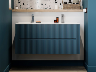 Vente-unique - Waschbeckenunterschrank hängend - 120 cm - Blau gerippt - PAVANI