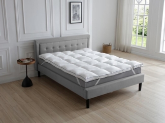 Vente-unique - Anti-Milben-Matratzenauflage für 2 Personen - 180x200 cm - Satinbezug 120 Fäden/cm2 - Füllung 1000 gr/m2 - Weiß mit blauer Ziernaht - PRESTIGIA von Palacio