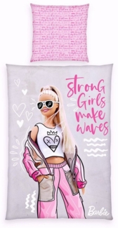 Herding Jugendbettwäsche 135x200cm Barbie Strong Girls Make Waves, Renforcé, 2 teilig, für Puppen Fans, Wendebettwäsche mit Knopfleiste