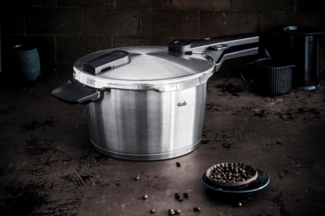 Fissler Schnellkochtopf Vitaquick® Premium, Edelstahl 18/10 (3-tlg, 1 Schnellkochtopf 8 L, 1 Metalldeckel, 1 Dünsteinsatz), Made in Germany, mit gelochtem Einsatz