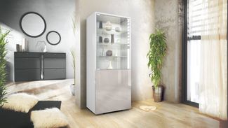 Vladon Standvitrine Granada (Vitrinenschrank, mit Glastür und Glaseinsatz) Weiß matt/Sandgrau Hochglanz (50 x 122,5 x 34,5 cm)