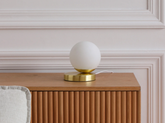 Vente-unique - Tischlampe – gebürstetes Messing – L 16 x H 15 cm – Gold und Weiß – SOFIA