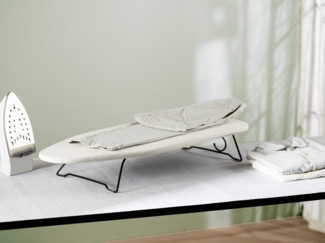 WENKO Tischbügelbrett Modell Leona, Bügelfläche 77x31 cm, platzsparend verstaubar, inkl. Aufhängung