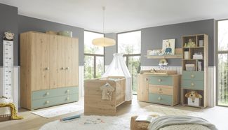 Babyzimmer-Komplettset >Birta< (5-teilig) Eiche / Salbei, Schrank, Bett, Kommode, Regal, Board