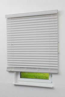 Qualitätsjalousie Holzoptik 50mm in Reinweiß in den Maßen (B x H) 120cm * 175cm