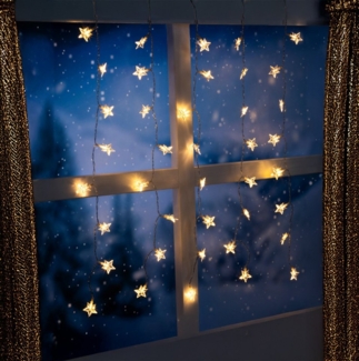 Spetebo LED-Lichtervorhang warm weiß mit Timer - 80 x 60 cm, 40-flammig, Sternenvorhang mit 40 beleuchteten Sternen Batterie betrieben