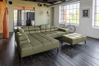 KAWOLA Sofa NELSON Ecksofa Leder olivgrün mit motorischem Sitzvorzug und Hocker Recamiere links 72 x 216 x 321 cm