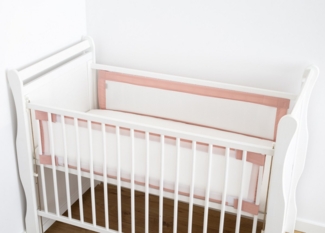 Loolay Bettnestchen ROSA Weiß Atmungsaktiv Netzstoff BETTUMRANDUNG für 140x70 o 120x60, (Klettverschluss, atmungsaktives Netz, 2 TLG. Neugeborene Baby Sprossen Bett Schutz für Mädchen), PREMIUM Geschenk für Eltern eines Neugeborenen Mädchen!