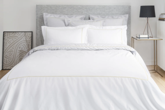 Vente-unique - Bettwäsche - Perkal 80 Fäden/cm² - Bettdeckenbezug 240x260 cm + 2 Kissenbezüge - Weiß mit beigefarbenem Zierstreifen - CHARMY von PALACIO