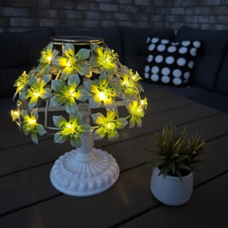 Online-Fuchs LED Außen-Tischleuchte - Solar Tischlampe kabellos mit 31 Hibiskusblüten - Outdoor, LED-Lichterkette integriert, warmweiß, Gartendeko für Terrasse oder Balkon