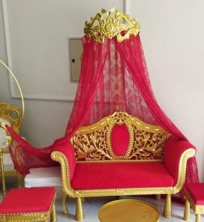 Casa Padrino Luxus Barock Sofa Rot / Gold - Handgefertigtes Massivholz Wohnzimmer Sofa mit edlem Samtstoff und Baldachin - Barock Möbel - Edel & Prunkvoll