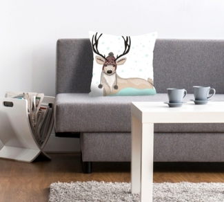 queence Dekokissen Walter, mit einem Rentier mit Mütze