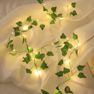 Batteriebetriebene, 10 Meter lange Lichterkette mit 100 LEDs in Efeu-Optik und Fernbedienung; geeignet für Schlafzimmer, Zimmer, Wände, Gärten, Partys und Hochzeitsdekorationen (warmweiß).
