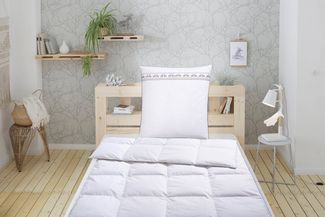 Älgdröm Daunenbettdecke + Kopfkissen Sorsele, Bettdecke 135x200 cm oder 155x220 cm, 2-tlg, Füllung: Bettdecke: 60% Daunen & 40% Federn, Kopfkissen: 90% Federn & 10% Daunen, Bezug: 100% Baumwolle, Set mit Kissen 80x80 cm, Sommer, Winter, Made in Germany