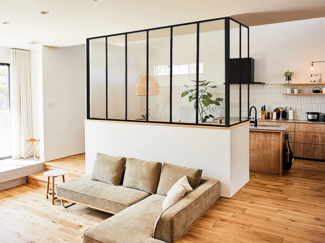 Vente-unique - Glaswand Ecklösung - 180 x 60 x 130 cm - thermolackiertes Aluminium - Schwarz - BAYVIEW