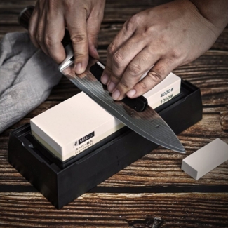 Wakoli Messerschärfer Körnung 1000/4000 inkl. Schleifhilfe, Begradigungsstein, Wasserspender, Homogene Korundpartikel