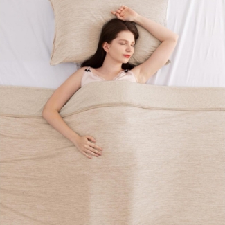 Elegear Sommerbettdecke Kühldecke Selbstkühlend doppelseitig, Sommerdecke 150×200/200×220, Füllung: Japanische Arc-Chill-Kühl-Polyester, Bezug: Oberfläche: 100 % Arc-Chill-Kühl-Polyester mit Jade-Nanopartikeln, Rückseite: 100 % Nylon-Fabric, Q-Max>0,5,...