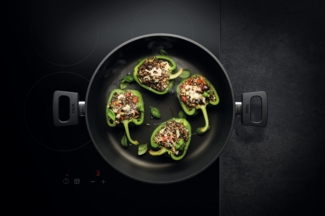 WOLL Guss-Kasserolle Nowo Titanium Verstärkter Schüttrand Ø 32 cm Guss-Alu Induktionsboden Titanversiegelung Alle Herdarten inkl. Induktion ofenfest bis 250 °C & spülmaschinenfest