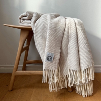Wolldecke Plaid mit Fransen 100% Schurwolle (140x180 cm, Raute Light Beige)