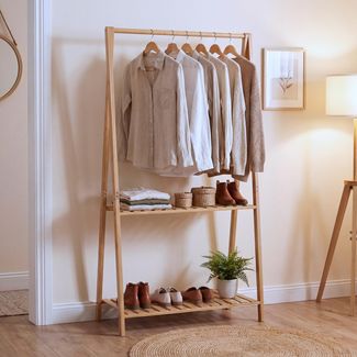 Bambus Standgarderobe HWC-Q32, Garderobenständer Kleiderständer Schuhregal, Stange 2 Ablagen 130x70x44cm ~ natur