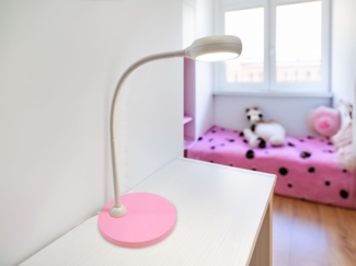 Moderne Kinder Schreibtischleuchte Pastellrosé-Grau mit Flexarm, Höhe 43cm