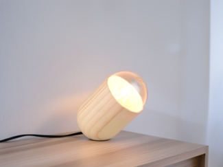 Kleine Tischleuchte NARA oval aus hellem Naturholz, Höhe 13,5cm