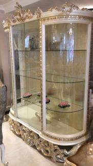 Casa Padrino Luxus Barock Vitrine Weiß / Silber / Gold 170 x 50 x H. 215 cm - Prunkvoller Vitrinenschrank mit 2 Glastüren und 3 Glasregalen - Barock Möbel