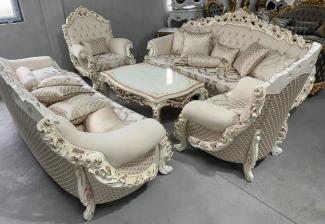 Casa Padrino Luxus Barock Wohnzimmer Set Creme / Weiß / Gold - 2 Barock Sofas & 2 Barock Sessel & 1 Barock Couchtisch - Luxus Wohnzimmer Möbel im Barockstil - Barock Möbel - Edel & Prunkvoll