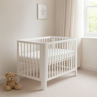 Baby-Delux Babybett Lio Schutzgitter umbaubar, Kinderbett 60x120 weiß Barriere Kiefer Matratze