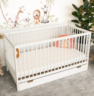 Alavya Home® Babybett TOBI I Das Beste für Kleine Babys I 9-fach höhenverstellbarer EN 716-1, Babybett 70x140 mit Matratze und Schublade Gitterbett aus Buchenholz
