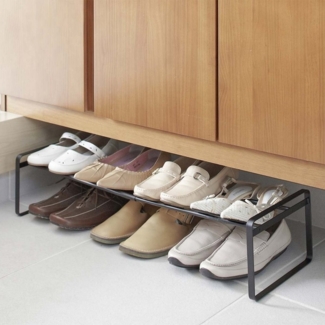 Yamazaki Schuhregal "Frame" aus Metall, ausziehbar 40-70 x 17 x 25 cm, Schuhständer, platzsparend, Schuhablage, ausziehbar von 40 bis 70cm, erweiterbar, schwarz